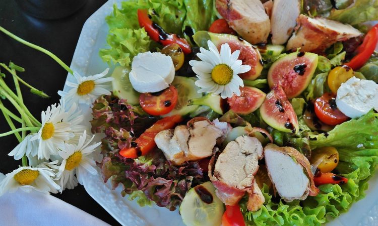 Sommersalat mit knusprigen Hühnerfiletstreifen und gegrillten Feigen