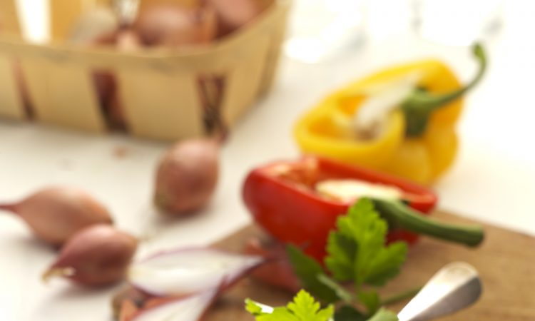 Leichter Gersten-Salat mit Paprika und Gurke