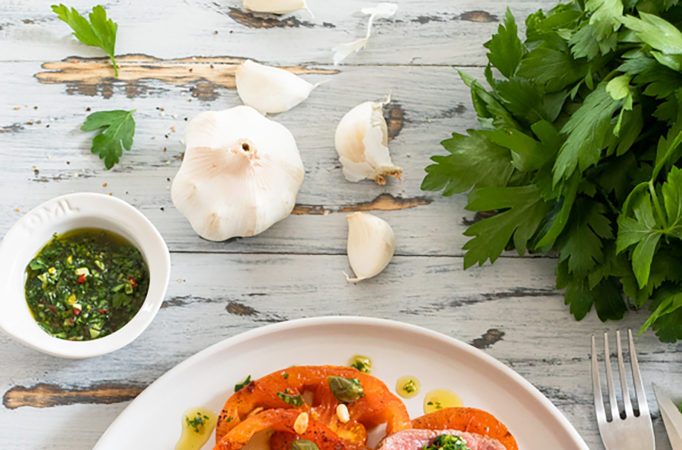 Zarter Lammrücken mit Gremolata auf gebratenen Ochsenherztomaten mit grünen Bohnen